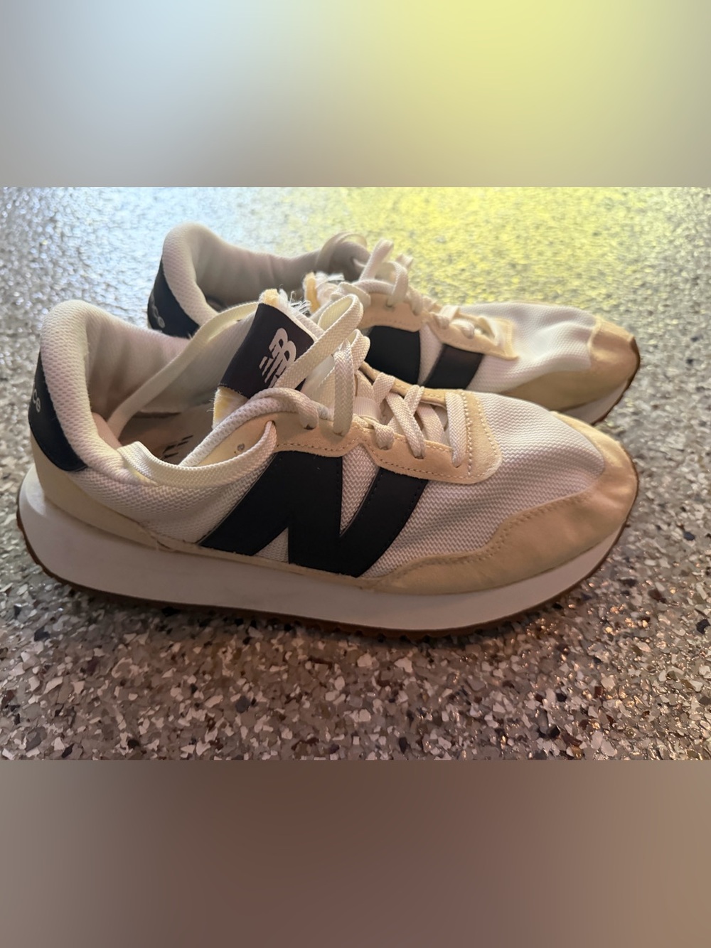 New Balance 237 Men’s White and Black Retro-Inspired Athletic Sneakers size 10